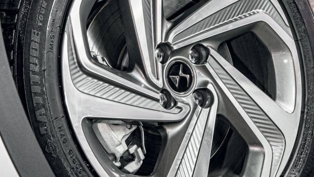 Rodas são de 18 polegadas | <a href="https://preprod.quatrorodas.abril.com.br/carros/impressoes/citroen-ds6-822020.shtml" target="_blank" rel="migration">Leia mais</a> Rodas são de 18 polegadas | <a href="https://preprod.quatrorodas.abril.com.br/carros/impressoes/citroen-ds6-822020.shtml" target="_blank" rel="migration">Leia mais</a>