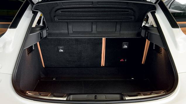 Porta-malas leva 464 litros | <a href="https://preprod.quatrorodas.abril.com.br/carros/impressoes/citroen-ds6-822020.shtml" target="_blank" rel="migration">Leia mais</a> Porta-malas leva 464 litros | <a href="https://preprod.quatrorodas.abril.com.br/carros/impressoes/citroen-ds6-822020.shtml" target="_blank" rel="migration">Leia mais</a>
