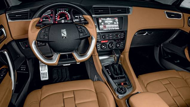 Painel repleto de botões é típico da linha DS | <a href="https://preprod.quatrorodas.abril.com.br/carros/impressoes/citroen-ds6-822020.shtml" target="_blank" rel="migration">Leia mais</a> Painel repleto de botões é típico da linha DS | <a href="https://preprod.quatrorodas.abril.com.br/carros/impressoes/citroen-ds6-822020.shtml" target="_blank" rel="migration">Leia mais</a>