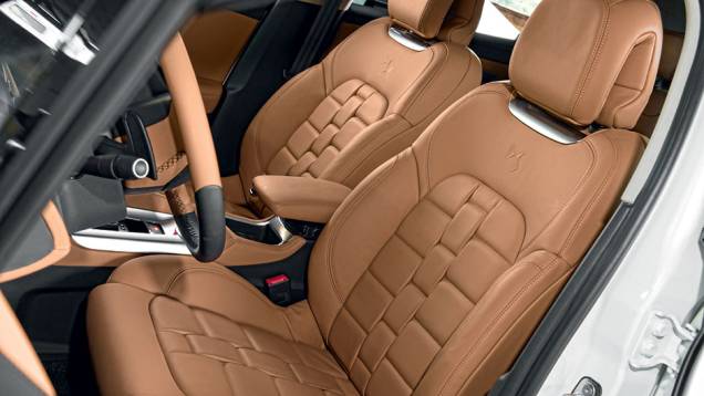 Tom caramelo não virá para o Brasil. Aqui, o acabamento será de tons escuros | <a href="https://preprod.quatrorodas.abril.com.br/carros/impressoes/citroen-ds6-822020.shtml" target="_blank" rel="migration">Leia mais</a> Tom caramelo não virá para o Brasil. Aqui, o acabamento será de tons escuros | <a href="https://preprod.quatrorodas.abril.com.br/carros/impressoes/citroen-ds6-822020.shtml" target="_blank" rel="migration">Leia mais</a>