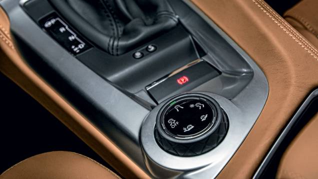 Seletor controla os programas de tração | <a href="https://preprod.quatrorodas.abril.com.br/carros/impressoes/citroen-ds6-822020.shtml" target="_blank" rel="migration">Leia mais</a> Seletor controla os programas de tração | <a href="https://preprod.quatrorodas.abril.com.br/carros/impressoes/citroen-ds6-822020.shtml" target="_blank" rel="migration">Leia mais</a>