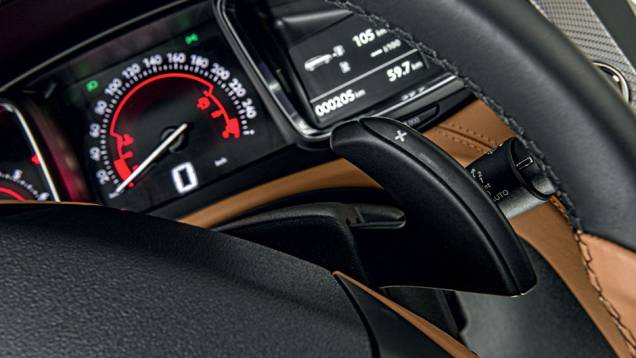 Paddle-shifts fazem as trocas de marcha | <a href="https://preprod.quatrorodas.abril.com.br/carros/impressoes/citroen-ds6-822020.shtml" target="_blank" rel="migration">Leia mais</a> Paddle-shifts fazem as trocas de marcha | <a href="https://preprod.quatrorodas.abril.com.br/carros/impressoes/citroen-ds6-822020.shtml" target="_blank" rel="migration">Leia mais</a>