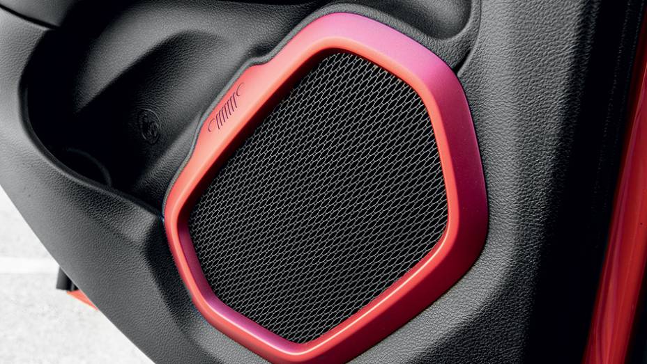 Marca est&aacute; gravada em baixo relevo | <a href="https://preprod.quatrorodas.abril.com.br/carros/impressoes/jeep-renegade-823470.shtml" target="_blank" rel="migration">Leia mais</a>