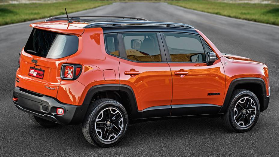 Marca não aderiu ao modismo do estepe preso no porta-malas | <a href="https://preprod.quatrorodas.abril.com.br/carros/impressoes/jeep-renegade-823470.shtml" target="_blank" rel="migration">Leia mais</a>