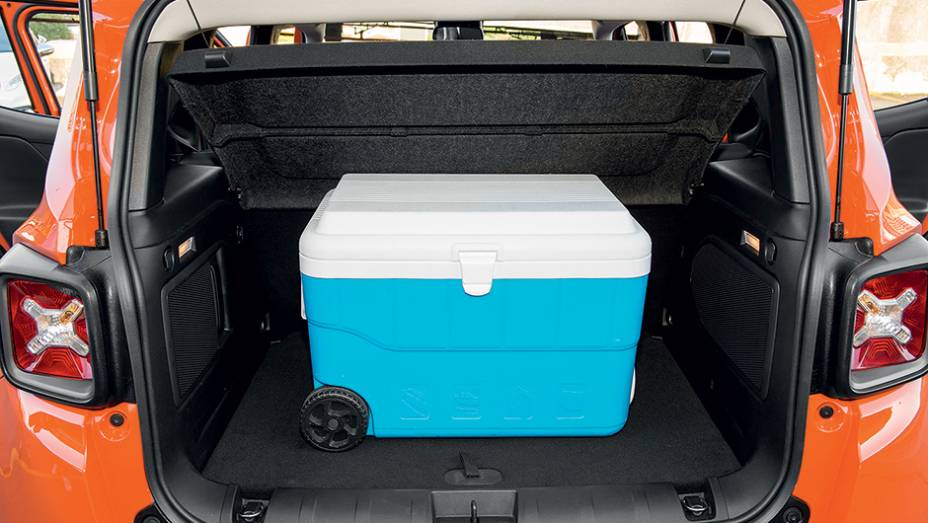 Bagageiro guarda duas lanternas recarreg&aacute;veis de s&eacute;rie | <a href="https://preprod.quatrorodas.abril.com.br/carros/impressoes/jeep-renegade-823470.shtml" target="_blank" rel="migration">Leia mais</a>