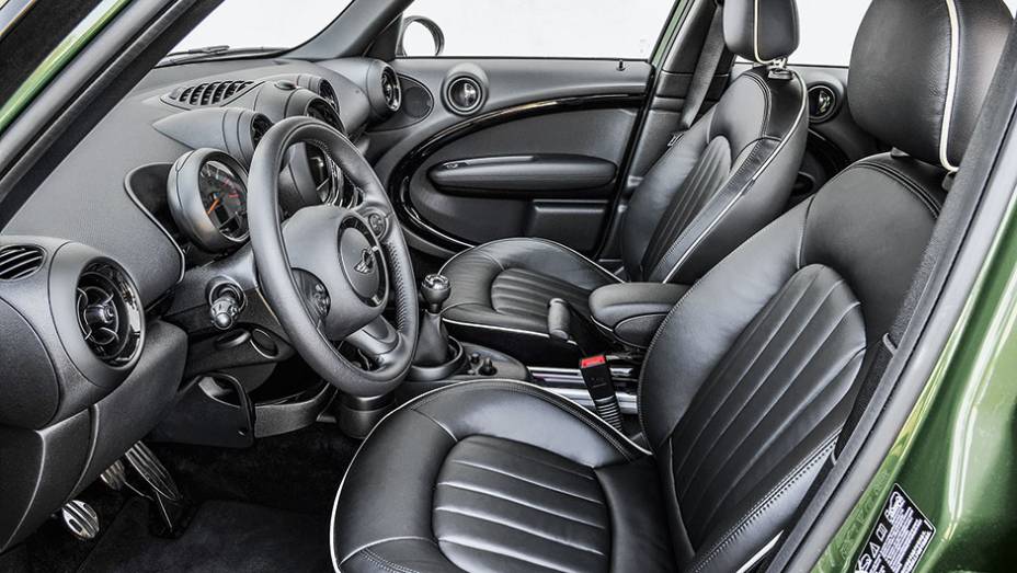 Como na gera&ccedil;&atilde;o anterior, bancos do novo Countryman t&ecirc;m assento curto | <a href="https://preprod.quatrorodas.abril.com.br/carros/impressoes/mini-countryman-822100.shtml" target="_blank" rel="migration">Leia mais</a>