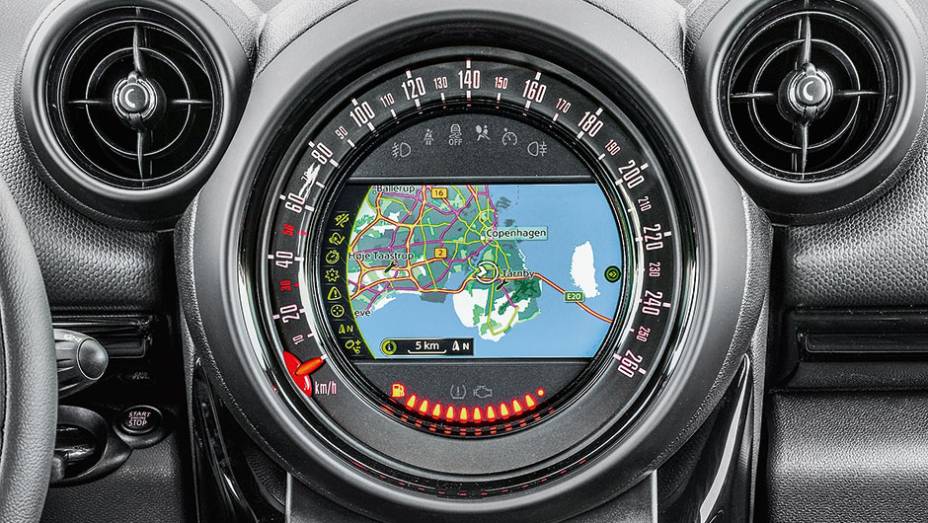 Velocímetro gigantesco no topo do console central virou assinatura da Mini | <a href="https://preprod.quatrorodas.abril.com.br/carros/impressoes/mini-countryman-822100.shtml" target="_blank" rel="migration">Leia mais</a>