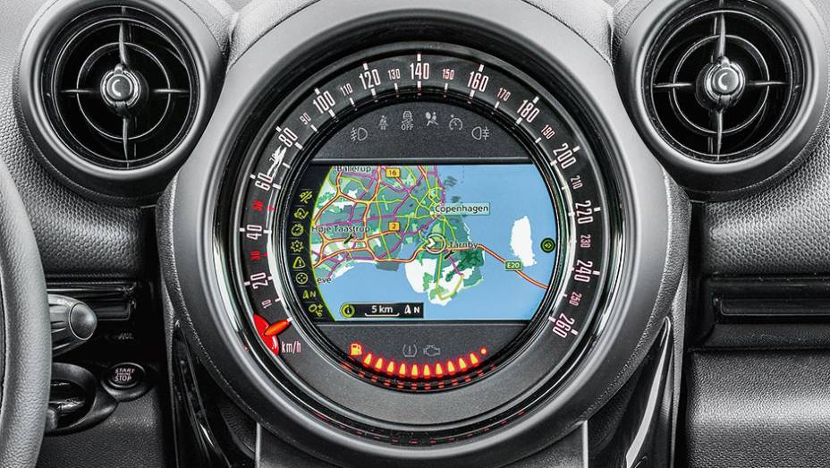 Veloc&iacute;metro gigantesco no topo do console central virou assinatura da Mini | <a href="https://preprod.quatrorodas.abril.com.br/carros/impressoes/mini-countryman-822100.shtml" target="_blank" rel="migration">Leia mais</a>