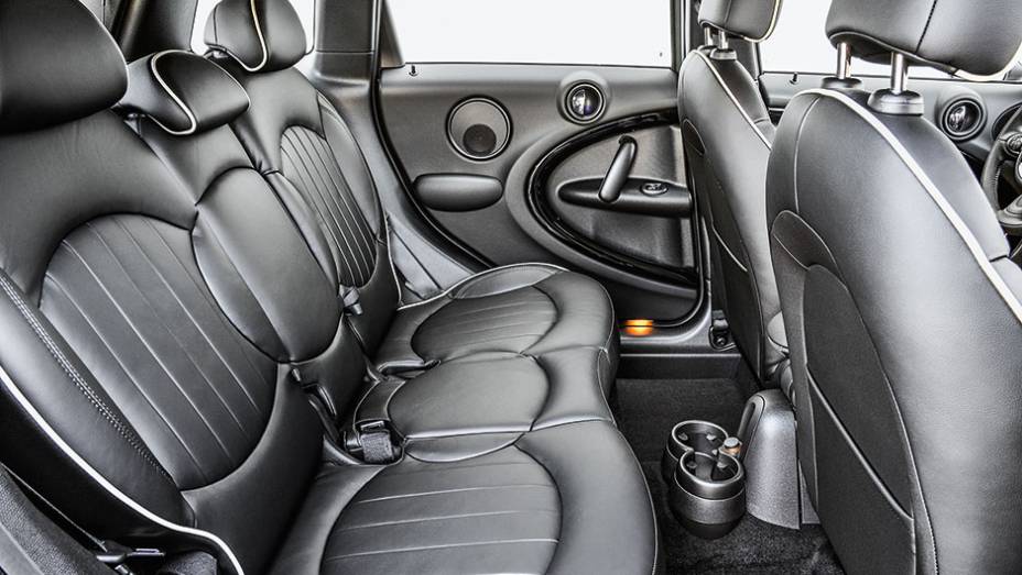 Porção central do banco é minúscula. Na traseira, com conforto, só quatro | <a href="https://preprod.quatrorodas.abril.com.br/carros/impressoes/mini-countryman-822100.shtml" target="_blank" rel="migration">Leia mais</a> Porção central do banco é minúscula. Na traseira, com conforto, só quatro | <a href="https://preprod.quatrorodas.abril.com.br/carros/impressoes/mini-countryman-822100.shtml" target="_blank" rel="migration">Leia mais</a>