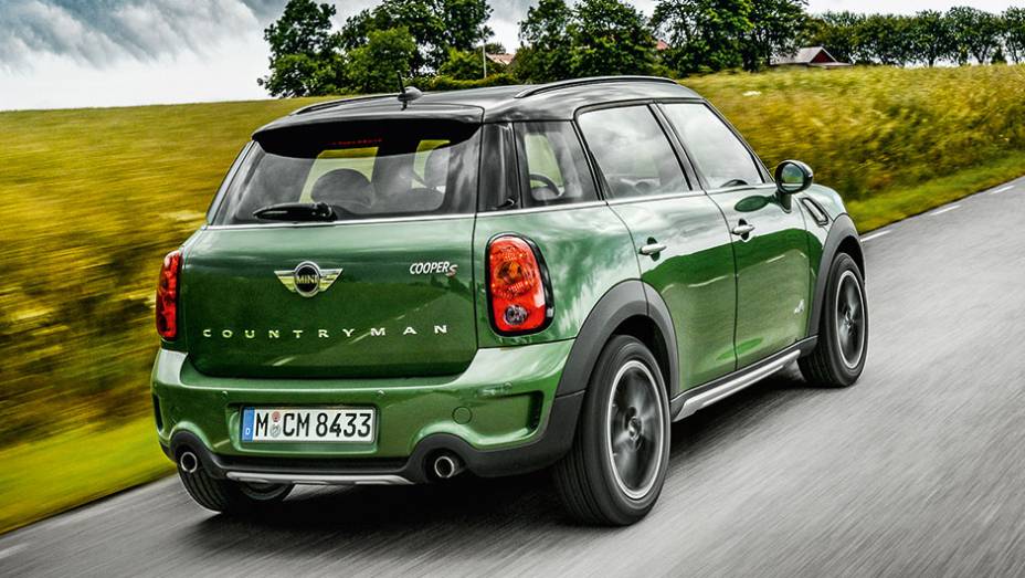 Degrau abaixo da linha envidraçada confere um estilo robusto | <a href="https://preprod.quatrorodas.abril.com.br/carros/impressoes/mini-countryman-822100.shtml" target="_blank" rel="migration">Leia mais</a>