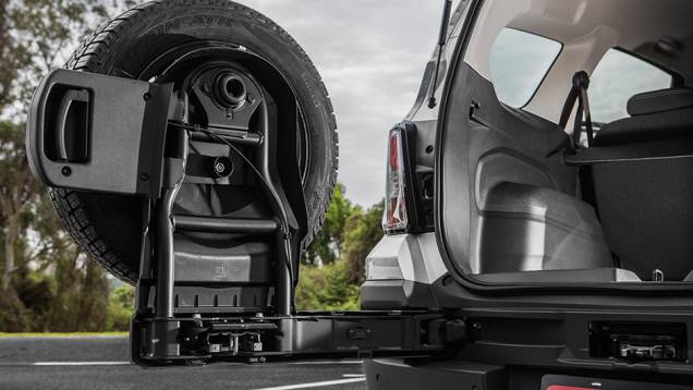 Suporte do estepe embutido no para-choque | <a href="https://preprod.quatrorodas.abril.com.br/carros/testes/chevrolet-spin-activ-824061.shtml" target="_blank" rel="migration">Leia mais</a> Suporte do estepe embutido no para-choque | <a href="https://preprod.quatrorodas.abril.com.br/carros/testes/chevrolet-spin-activ-824061.shtml" target="_blank" rel="migration">Leia mais</a>