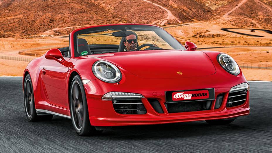 O GTS é mais largo e tem faróis escuros e spoiler maior | <a href="https://preprod.quatrorodas.abril.com.br/carros/impressoes/porsche-911-gts-831760.shtml" target="_blank" rel="migration">Leia mais</a>