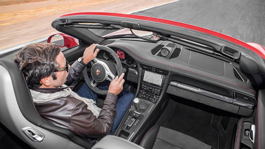 O 911 GTS Cabrio custa 9,5% a mais que a versão Coupé | <a href="https://preprod.quatrorodas.abril.com.br/carros/impressoes/porsche-911-gts-831760.shtml" target="_blank" rel="migration">Leia mais</a>