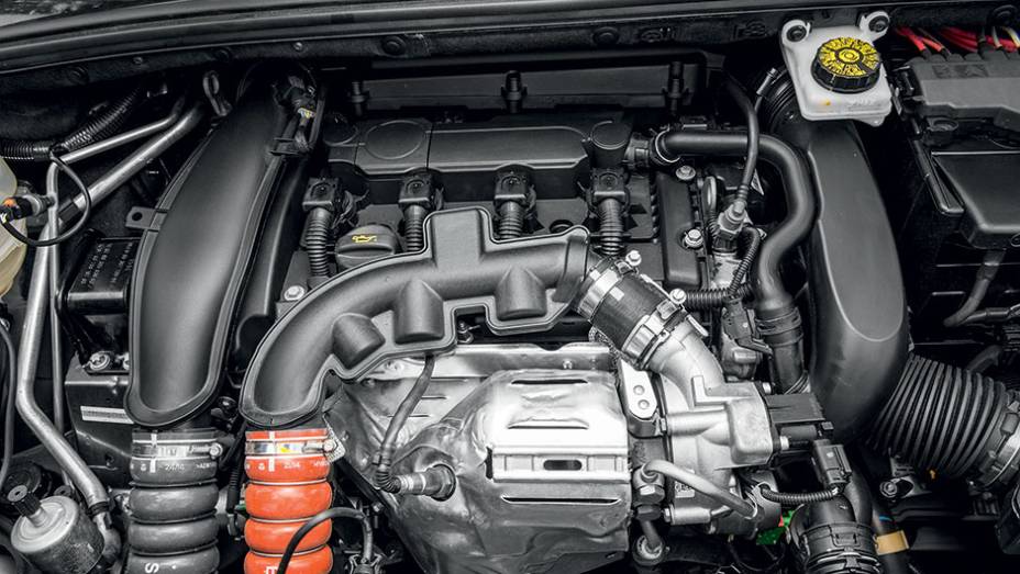 Com etanol, o novo motor entrega 173 cv | <a href="https://preprod.quatrorodas.abril.com.br/carros/testes/citroen-c4-thp-flex-829221.shtml" rel="migration">Leia mais</a>