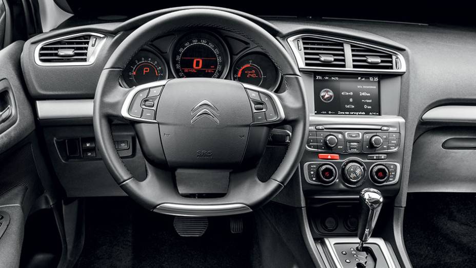 Interior sem novidades. Mudança só sob o capô | <a href="https://preprod.quatrorodas.abril.com.br/carros/testes/citroen-c4-thp-flex-829221.shtml" rel="migration">Leia mais</a>