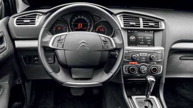 Interior sem novidades. Mudança só sob o capô | <a href="https://preprod.quatrorodas.abril.com.br/carros/testes/citroen-c4-thp-flex-829221.shtml" rel="migration">Leia mais</a> Interior sem novidades. Mudança só sob o capô | <a href="https://preprod.quatrorodas.abril.com.br/carros/testes/citroen-c4-thp-flex-829221.shtml" rel="migration">Leia mais</a>
