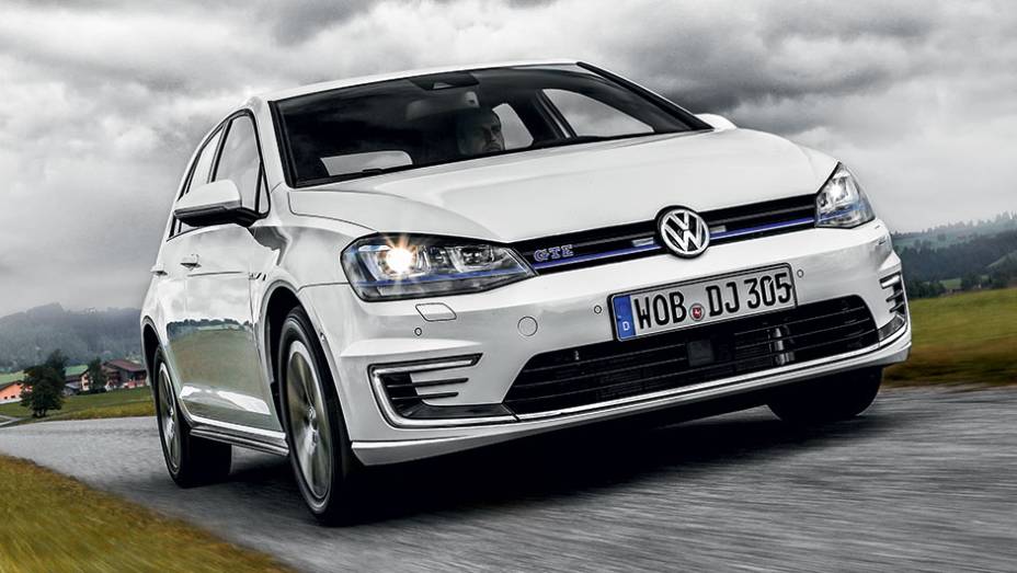 Fileira azul na dianteira e luzes de leds sob os faróis: a cara do GTE | <a href="https://preprod.quatrorodas.abril.com.br/carros/impressoes/volkswagen-golf-gte-835220.shtml" target="_blank" rel="migration">Leia mais</a>