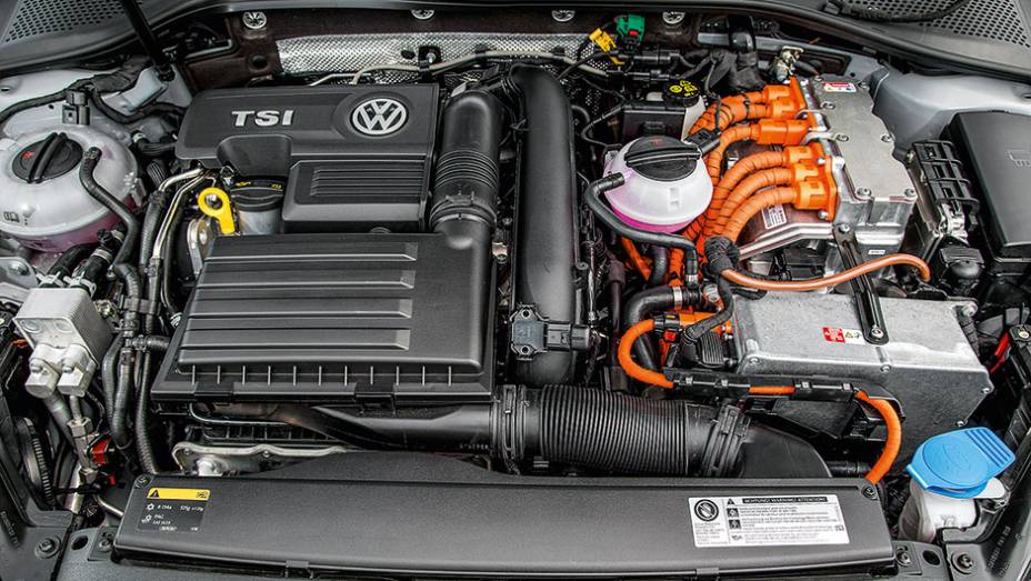 Motor elétrico (102 cv) e 1.4 turbo (150 cv), tudo sob o capô | <a href="https://preprod.quatrorodas.abril.com.br/carros/impressoes/volkswagen-golf-gte-835220.shtml" target="_blank" rel="migration">Leia mais</a>