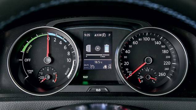 Mostrador à esquerda indica o tipo de energia em uso e, no meio, o nível da carga | <a href="https://preprod.quatrorodas.abril.com.br/carros/impressoes/volkswagen-golf-gte-835220.shtml" target="_blank" rel="migration">Leia mais</a> Mostrador à esquerda indica o tipo de energia em uso e, no meio, o nível da carga | <a href="https://preprod.quatrorodas.abril.com.br/carros/impressoes/volkswagen-golf-gte-835220.shtml" target="_blank" rel="migration">Leia mais</a>