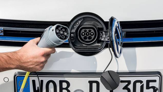 O ponto de recarga fica atrás do logotipo dianteiro da Volks | <a href="https://preprod.quatrorodas.abril.com.br/carros/impressoes/volkswagen-golf-gte-835220.shtml" target="_blank" rel="migration">Leia mais</a> O ponto de recarga fica atrás do logotipo dianteiro da Volks | <a href="https://preprod.quatrorodas.abril.com.br/carros/impressoes/volkswagen-golf-gte-835220.shtml" target="_blank" rel="migration">Leia mais</a>