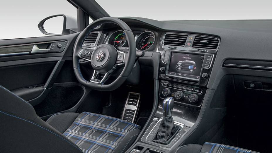 O espaço interno é o mesmo do Golf tradicional, exceto pelo porta-malas | <a href="https://preprod.quatrorodas.abril.com.br/carros/impressoes/volkswagen-golf-gte-835220.shtml" target="_blank" rel="migration">Leia mais</a>