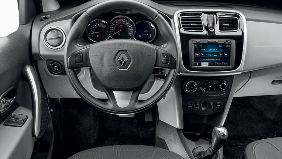 Central multim&iacute;dia vem junto do c&acirc;mbio | <a href="https://preprod.quatrorodas.abril.com.br/carros/testes/renault-logan-836500.shtml" target="_blank" rel="migration">Leia mais</a>