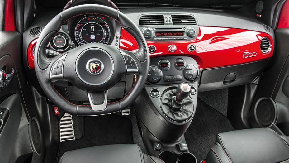 No 500 Abarth, o painel ganhou um mostrador satélite que informa a pressão do turbocompressor | <a href="https://preprod.quatrorodas.abril.com.br/carros/comparativos/comparativo-esportivos-841704.shtml" target="_blank" rel="migration">Leia mais</a>