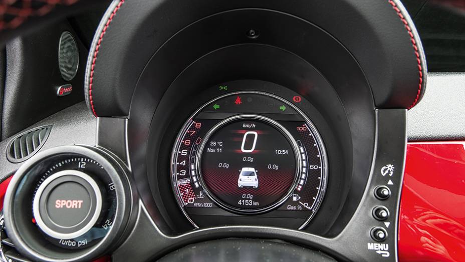 Visor configur&aacute;vel informa a for&ccedil;a G | <a href="https://preprod.quatrorodas.abril.com.br/carros/comparativos/comparativo-esportivos-841704.shtml" target="_blank" rel="migration">Leia mais</a>