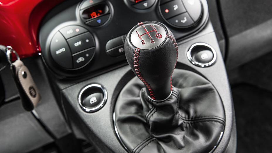 Transmiss&atilde;o tem cinco marchas | <a href="https://preprod.quatrorodas.abril.com.br/carros/comparativos/comparativo-esportivos-841704.shtml" target="_blank" rel="migration">Leia mais</a>
