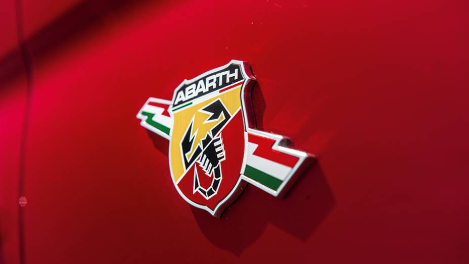 Escorpião da Abarth vai na lateral da carroceria | <a href="https://preprod.quatrorodas.abril.com.br/carros/comparativos/comparativo-esportivos-841704.shtml" target="_blank" rel="migration">Leia mais</a>