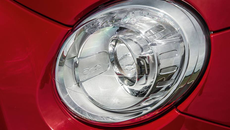 Farol tem ajuste autom&aacute;tico do facho | <a href="https://preprod.quatrorodas.abril.com.br/carros/comparativos/comparativo-esportivos-841704.shtml" target="_blank" rel="migration">Leia mais</a>