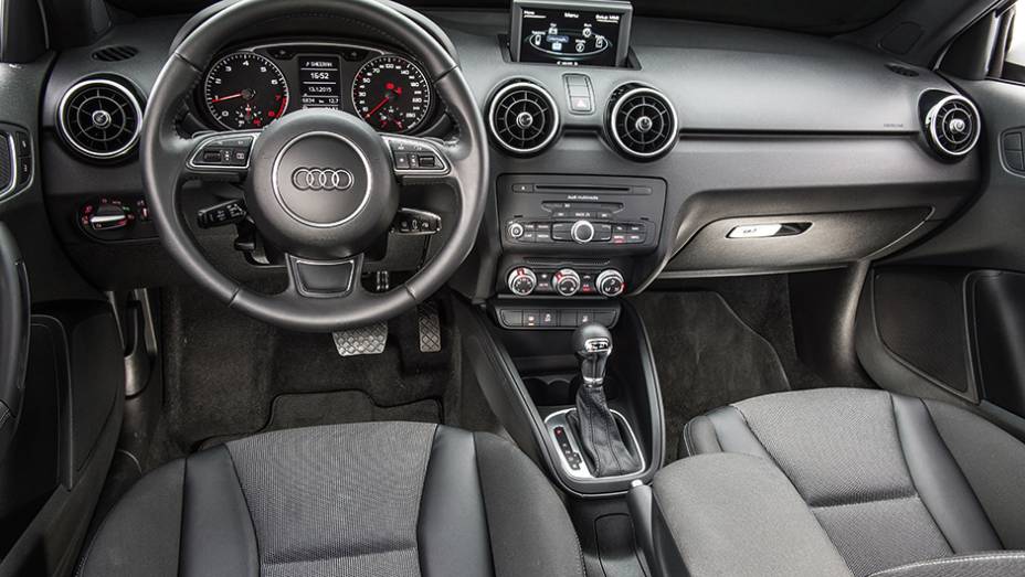 Equipamentos como central multimídia e ar-condicionado automático são vendidos como itens opcionais | <a href="https://preprod.quatrorodas.abril.com.br/carros/comparativos/comparativo-esportivos-841704.shtml" target="_blank" rel="migration">Leia mais</a>