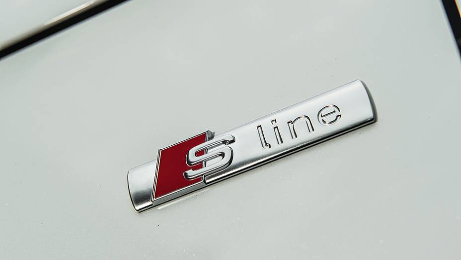Selo S line identifica as versões esportivas da Audi | <a href="https://preprod.quatrorodas.abril.com.br/carros/comparativos/comparativo-esportivos-841704.shtml" target="_blank" rel="migration">Leia mais</a>