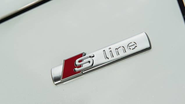 Selo S line identifica as versões esportivas da Audi | <a href="https://preprod.quatrorodas.abril.com.br/carros/comparativos/comparativo-esportivos-841704.shtml" target="_blank" rel="migration">Leia mais</a> Selo S line identifica as versões esportivas da Audi | <a href="https://preprod.quatrorodas.abril.com.br/carros/comparativos/comparativo-esportivos-841704.shtml" target="_blank" rel="migration">Leia mais</a>