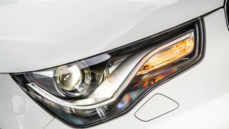 Far&oacute;is seguem o estilo caracter&iacute;stico dos carros da Audi | <a href="https://preprod.quatrorodas.abril.com.br/carros/comparativos/comparativo-esportivos-841704.shtml" target="_blank" rel="migration">Leia mais</a>