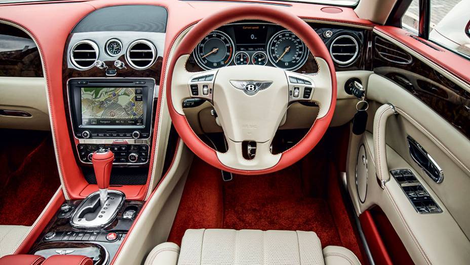 Quando n&atilde;o est&aacute; indo ao trabalho no banco de tr&aacute;s, &eacute; aqui que o dono do Flying Spur gosta de ficar | <a href="https://preprod.quatrorodas.abril.com.br/carros/impressoes/bentley-flying-spur-840620.shtml" target="_blank" rel="migration">Leia mais</a>