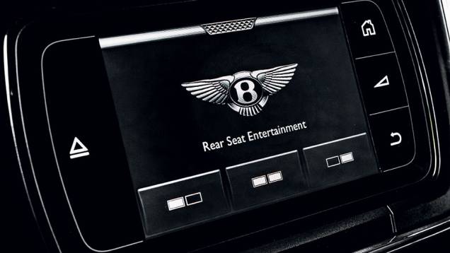 Atrás do apoio de cabeça, tela de 10" | <a href="https://preprod.quatrorodas.abril.com.br/carros/impressoes/bentley-flying-spur-840620.shtml" target="_blank" rel="migration">Leia mais</a> Atrás do apoio de cabeça, tela de 10" | <a href="https://preprod.quatrorodas.abril.com.br/carros/impressoes/bentley-flying-spur-840620.shtml" target="_blank" rel="migration">Leia mais</a>