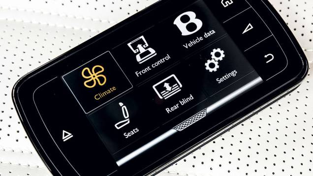Controle portátil das funções do carro | <a href="https://preprod.quatrorodas.abril.com.br/carros/impressoes/bentley-flying-spur-840620.shtml" target="_blank" rel="migration">Leia mais</a> Controle portátil das funções do carro | <a href="https://preprod.quatrorodas.abril.com.br/carros/impressoes/bentley-flying-spur-840620.shtml" target="_blank" rel="migration">Leia mais</a>