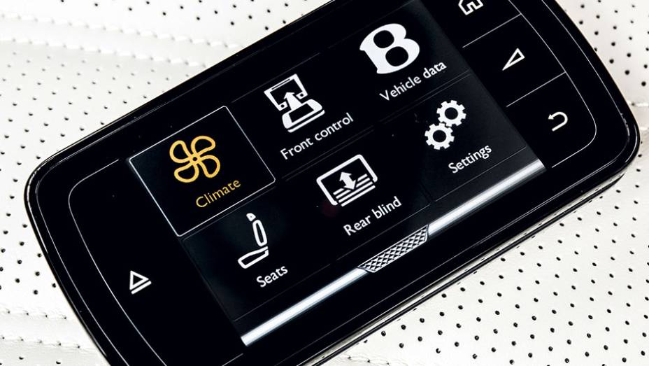 Controle port&aacute;til das fun&ccedil;&otilde;es do carro | <a href="https://preprod.quatrorodas.abril.com.br/carros/impressoes/bentley-flying-spur-840620.shtml" target="_blank" rel="migration">Leia mais</a>