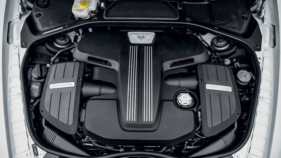 O motor V8 de 4 litros produz seu torque m&aacute;ximo de 67,3 mkgf a apenas 1 700 rpm | <a href="https://preprod.quatrorodas.abril.com.br/carros/impressoes/bentley-flying-spur-840620.shtml" target="_blank" rel="migration">Leia mais</a>