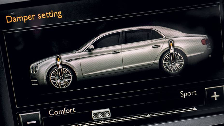 Na suspens&atilde;o, rigidez program&aacute;vel | <a href="https://preprod.quatrorodas.abril.com.br/carros/impressoes/bentley-flying-spur-840620.shtml" target="_blank" rel="migration">Leia mais</a>