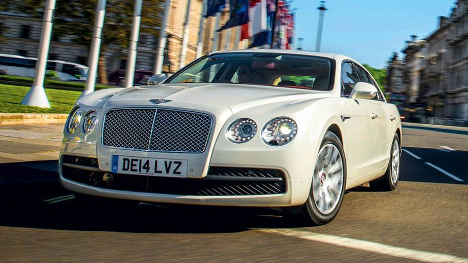 A dianteira é igual à do cupê Continental | <a href="https://preprod.quatrorodas.abril.com.br/carros/impressoes/bentley-flying-spur-840620.shtml" target="_blank" rel="migration">Leia mais</a>