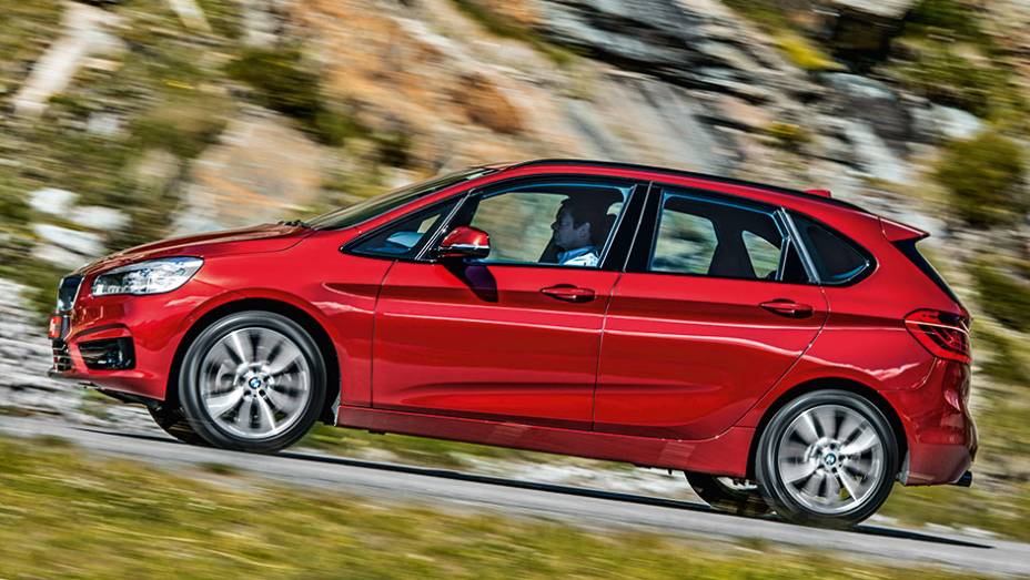 O Active Tourer é o primeiro monovolume da história da BMW | <a href="https://preprod.quatrorodas.abril.com.br/carros/impressoes/bmw-active-tourer-840561.shtml" target="_blank" rel="migration">Leia mais</a>