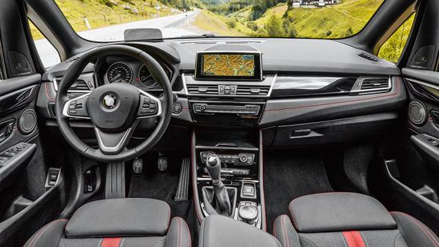 Painel conservas linhas básicas de outros BMW, com direito à grande tela de 6,5 na central multimídia | <a href="https://preprod.quatrorodas.abril.com.br/carros/impressoes/bmw-active-tourer-840561.shtml" target="_blank" rel="migration">Leia mais</a> Painel conservas linhas básicas de outros BMW, com direito à grande tela de 6,5 na central multimídia | <a href="https://preprod.quatrorodas.abril.com.br/carros/impressoes/bmw-active-tourer-840561.shtml" target="_blank" rel="migration">Leia mais</a>