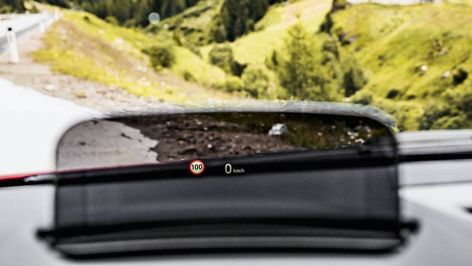 Projeção de dados acima do painel | <a href="https://preprod.quatrorodas.abril.com.br/carros/impressoes/bmw-active-tourer-840561.shtml" target="_blank" rel="migration">Leia mais</a> Projeção de dados acima do painel | <a href="https://preprod.quatrorodas.abril.com.br/carros/impressoes/bmw-active-tourer-840561.shtml" target="_blank" rel="migration">Leia mais</a>