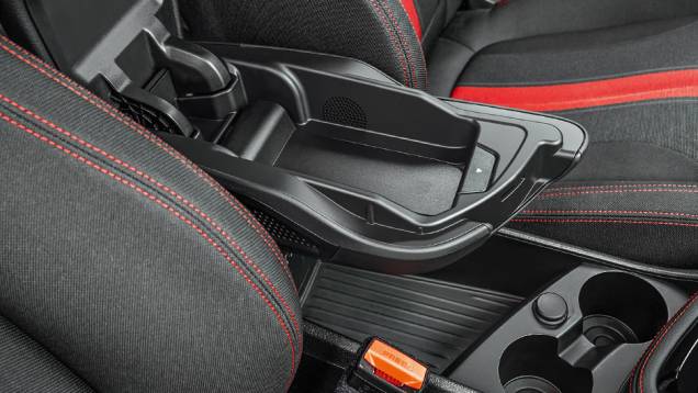 Interior é rico em compartimentos para guardar objetos, como nos apoios de braço à frente e atrás | <a href="https://preprod.quatrorodas.abril.com.br/carros/impressoes/bmw-active-tourer-840561.shtml" target="_blank" rel="migration">Leia mais</a> Interior é rico em compartimentos para guardar objetos, como nos apoios de braço à frente e atrás | <a href="https://preprod.quatrorodas.abril.com.br/carros/impressoes/bmw-active-tourer-840561.shtml" target="_blank" rel="migration">Leia mais</a>