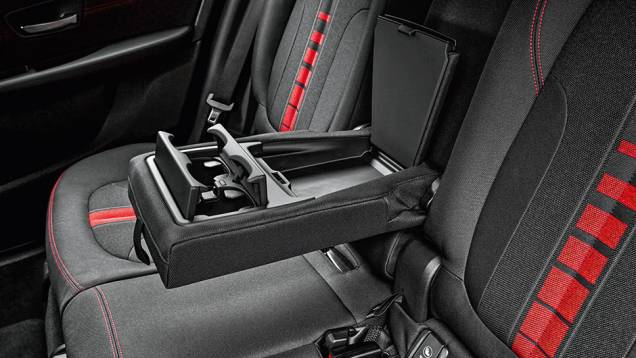 Interior é rico em compartimentos para guardar objetos, como nos apoios de braço à frente e atrás | <a href="https://preprod.quatrorodas.abril.com.br/carros/impressoes/bmw-active-tourer-840561.shtml" target="_blank" rel="migration">Leia mais</a> Interior é rico em compartimentos para guardar objetos, como nos apoios de braço à frente e atrás | <a href="https://preprod.quatrorodas.abril.com.br/carros/impressoes/bmw-active-tourer-840561.shtml" target="_blank" rel="migration">Leia mais</a>