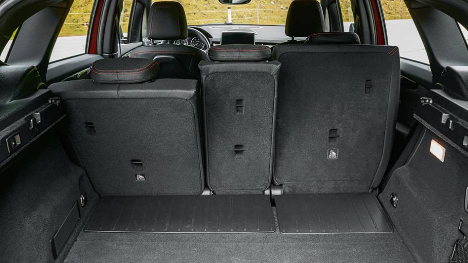 Banco traseiro é tripartido e corrediço | <a href="https://preprod.quatrorodas.abril.com.br/carros/impressoes/bmw-active-tourer-840561.shtml" target="_blank" rel="migration">Leia mais</a> Banco traseiro é tripartido e corrediço | <a href="https://preprod.quatrorodas.abril.com.br/carros/impressoes/bmw-active-tourer-840561.shtml" target="_blank" rel="migration">Leia mais</a>