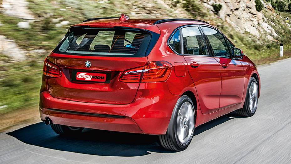 Vinco lateral ascendente tenta criar imagem deesportividade | <a href="https://preprod.quatrorodas.abril.com.br/carros/impressoes/bmw-active-tourer-840561.shtml" target="_blank" rel="migration">Leia mais</a>