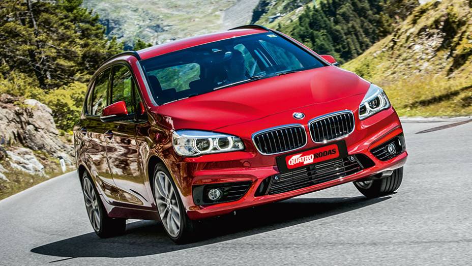 O capô curto e inclinado em nada lembra o designtípico da marca | <a href="https://preprod.quatrorodas.abril.com.br/carros/impressoes/bmw-active-tourer-840561.shtml" target="_blank" rel="migration">Leia mais</a>